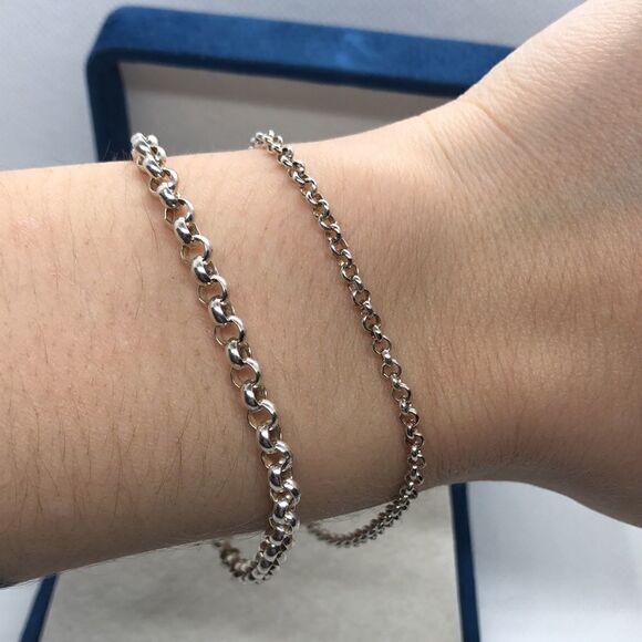 Elegant Silver Chain Bracelet - Picture 1 of 3